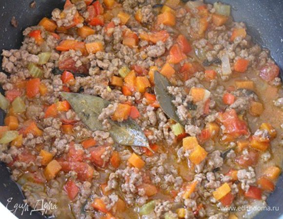 Если соус будет быстро выпариваться, добавить овощной бульон или воду.