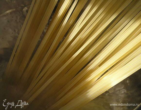 Отварить спагетти в соленой воде аль денте ***на зубок :)