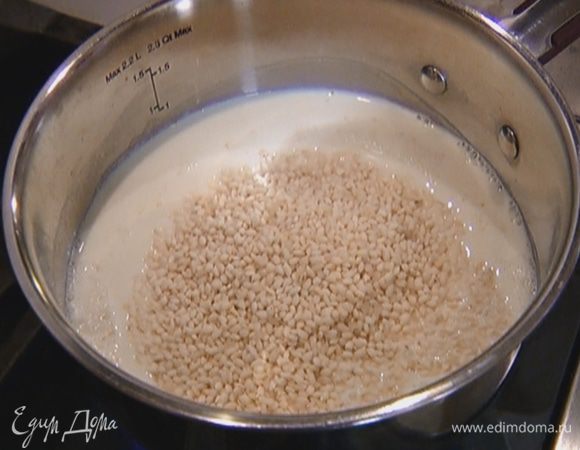 Всыпать рис и корицу и прогревать на небольшом огне.