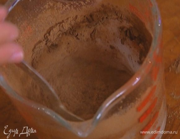 Какао перемешать с оставшимся молоком в однородную массу.