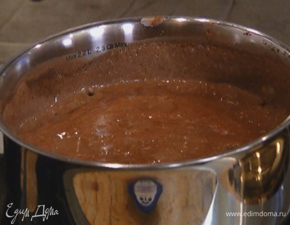 Добавить какао в кастрюлю с рисом, все еще раз перемешать и варить до готовности.