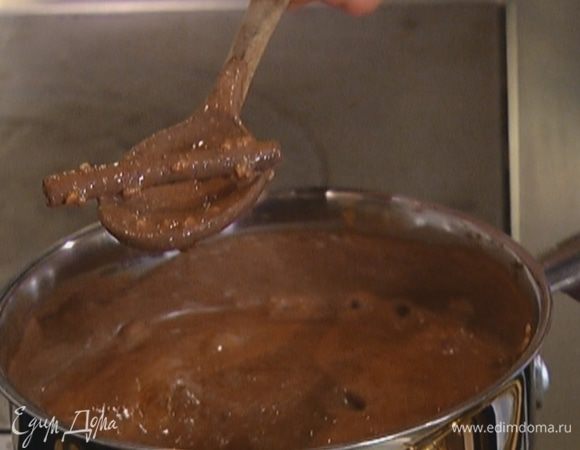 Вынуть палочку корицы.