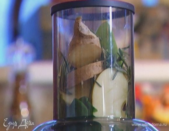 Имбирь порезать, не очищая.