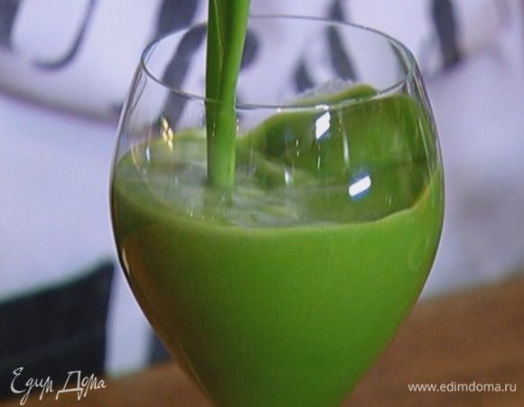 Пропустить через соковыжималку яблоки, шпинат, имбирь и розмарин.