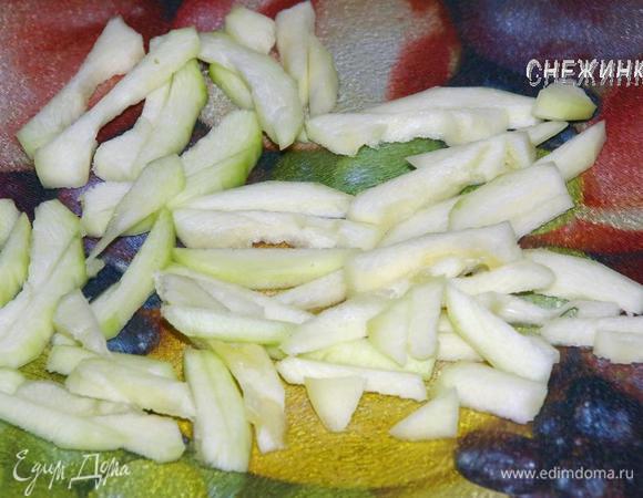 Подготовим ингредиенты. Кабачок очистить, порезать полосочками.