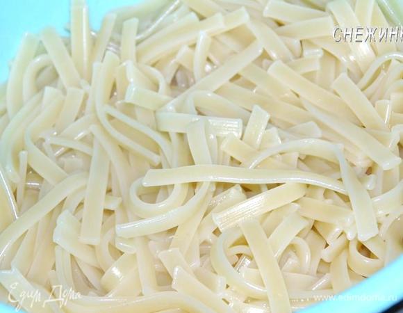 Лапшу отвариваем практически до готовности в подсоленной воде.