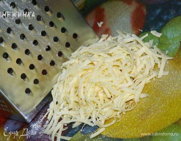 Сыр натираем на крупной терке.