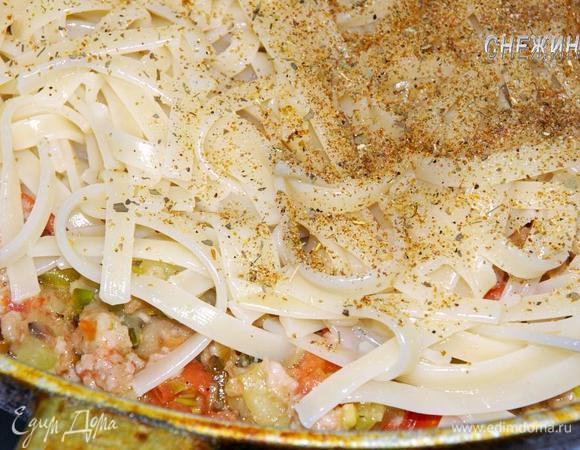 Когда соус готов, отправляем к нему лапшу. Присыпаем сверху приправами.