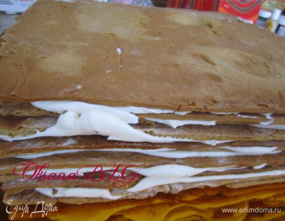 Перемазать коржи. Поставить торт пропитываться в холодильник на 2-3 часа.