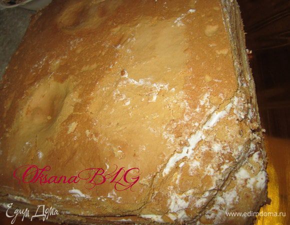 После охлаждения торт обрезать, придав нужную форму.