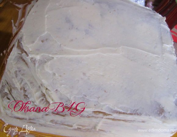 Покрыть масляным кремом. Выровнять.