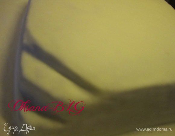 Обтянуть торт мастикой.