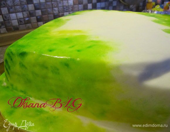 С помощью губки и красителей нарисовать травку и песочек. 