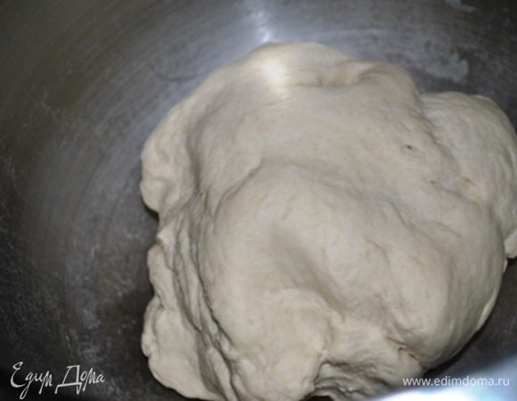 Для приготовления тарелок смешайте все сухие ингредиенты, в центре сделайте углубление, влейте масло, воду и замесите тесто. Оно получится очень гладким, эластичным и безумно приятным на ощупь:)).