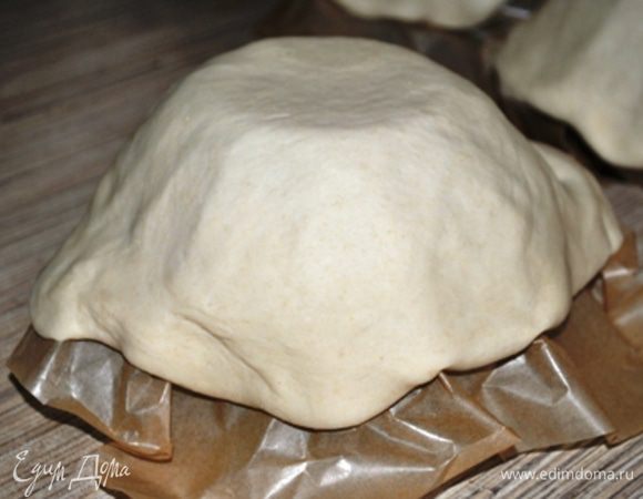Разделите тесто на 4 части.
Возьмите 4 горшочка или другой небольшой глубкоой посудинки, переверните вверх дном, накройте пергаментной бумагой.
Каждый пласт тесто раскатайте в лепешку толщиной 3-5 мм. Накройте горшочки.