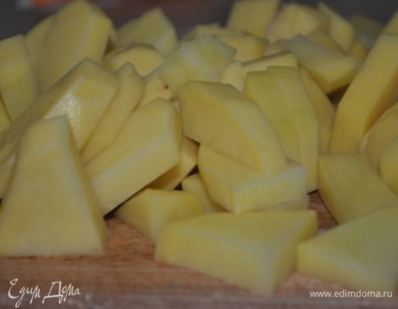 Приготовление супа: Картофель порежьте кубиками, грудинку тонкой соломкой. В кипящую подсоленную воду опустите картошку и грудинку и варите до готовности.
Чеснок пропустите через пресс, добавьте в суп и держите на медленном огне пару минут.
Яйца взбейте, разведите немного холодной кипяченой водой и аккуратно, помешивая, введите в суп.