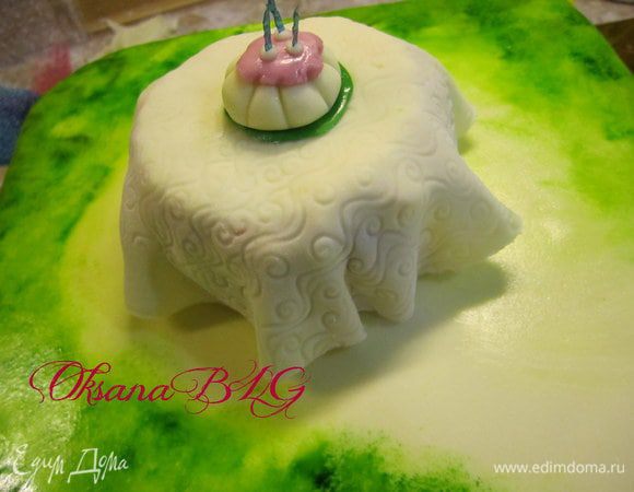 Из "картошки" сделать стол и покрыть его "скатертью" из мастики. 