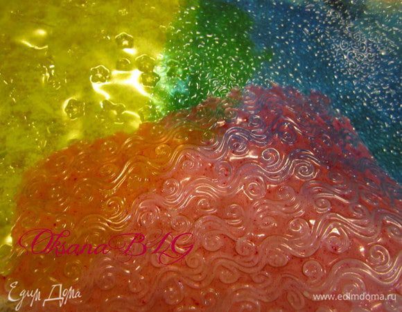 Крылышки для бабочек можно приготовить из желатина. Для этого 10 гр. желатина залить 50 гр. горячей воды, хорошо перемешать, по желанию подкрасить красителем и вылить желати н на текстурный коврик или на любую тарелочку, предварительно смазав растительным маслом. Слой желатина должен быть тоненьким, что бы он мог быстрее высохнуть. Оставить  желатин сохнуть примерно на день. Когда желатин высохнет, снять его с поверхности и вырезать из него нужные детали.