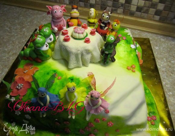 Усадить заранее приготовленные фигурки. Украшаем цветочками и травкой.