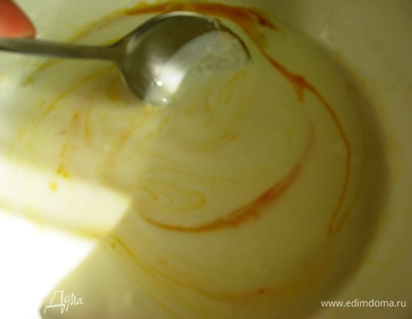 Духовку разогреваем до 200 градусов. Белки отделяем от желтков. Желтки растираем с сахаром, добавляем кефир, растопленное масло.