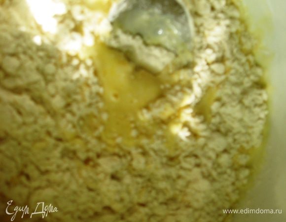 Кладем соду и добавляем просеянную муку.  