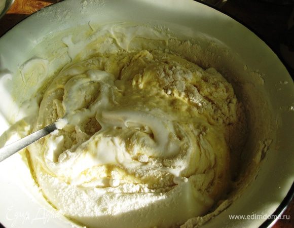 Белки взбиваем в густую пену со щепоткой соли, аккуратно соединяем с остальным тестом. 