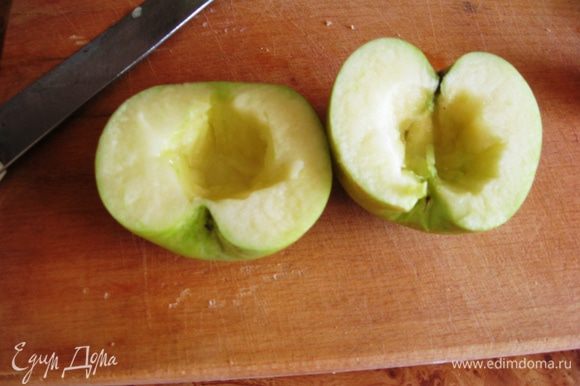 Яблоки чистим от кожуры, вынимаем сердцевину и режем дольками.