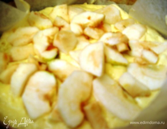 Выкладываем половину теста на противень застеленный пергаментной бумагой. Ложем яблоки. 