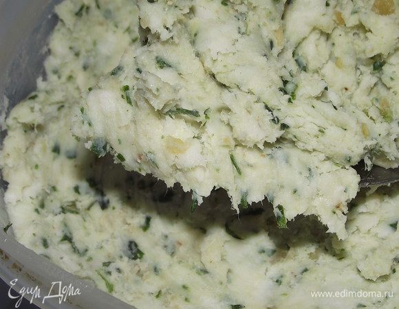 Сало перекрутить через мясорубку,измельчить чеснок.Добавить специи и зелень.Хорошо посолить.Перемешать.
Обычно все помещаю в лоток и храню в холодильнике.
Со специями можно здесь поиграть. Сало одно,а вкус разный получантся.