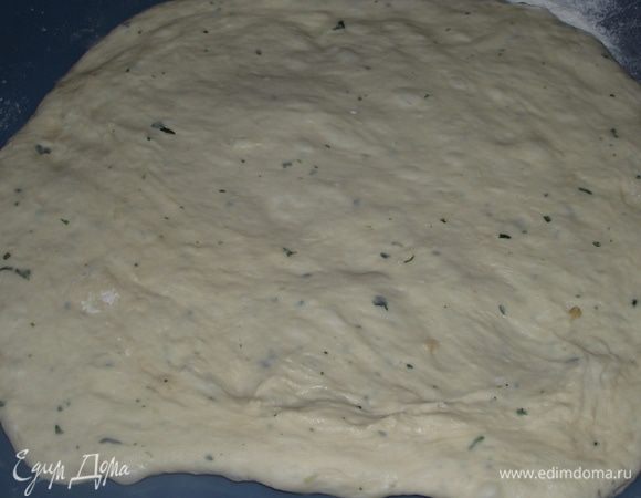 Разделить тесто на две части.С одной готовлю хлебушек.
Раскатать лепешку
 