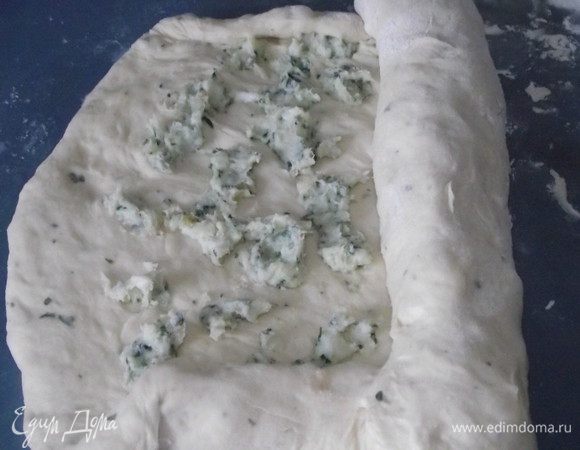 Теперь скатать одну половинку до середины
 