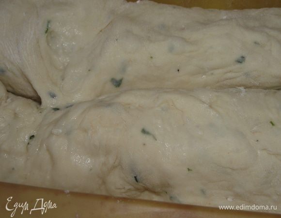 Поместить в форму и на 30 минут дать подняться тесту.