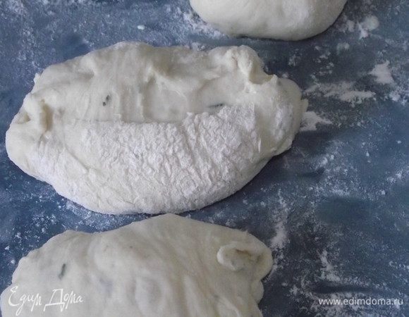 С другой части сделала булочки.
Раскатать лепешки