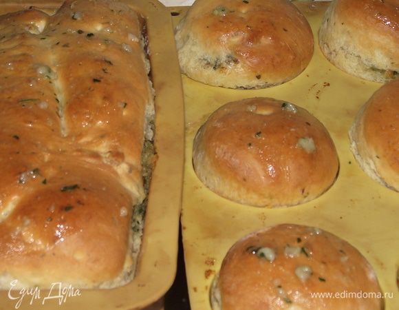 Хлеб и булочки поставить в духовку и печь до готовности.
Готовую выпечку смазать этим же салом.Формочки у меня рабочие,уже и выбросить нужно,но жалко.Очень удобные