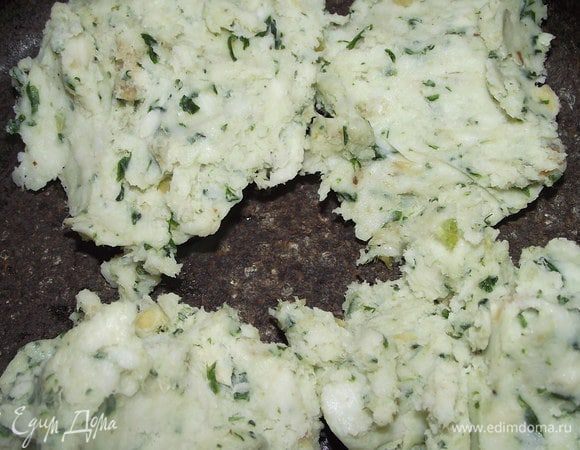 Взять казан и насыпать в него сало,пусть поджарится