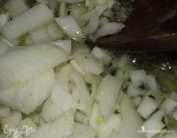 Добавить лук и тушить до прозрачности лука