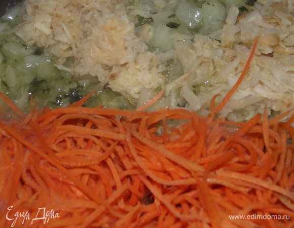 Затем добавить морковь,сельдерей и корень петрушки.Тушить 10 минут