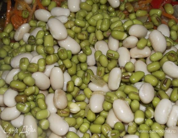 Насыпать маш с фасолью