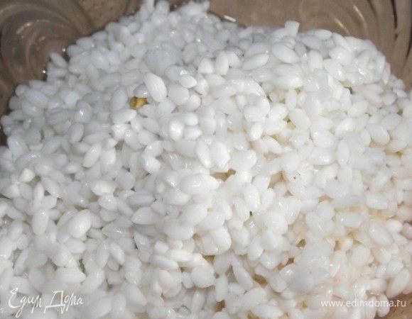 Когда бобовые готовы,добавить рис и варить до готовности риса