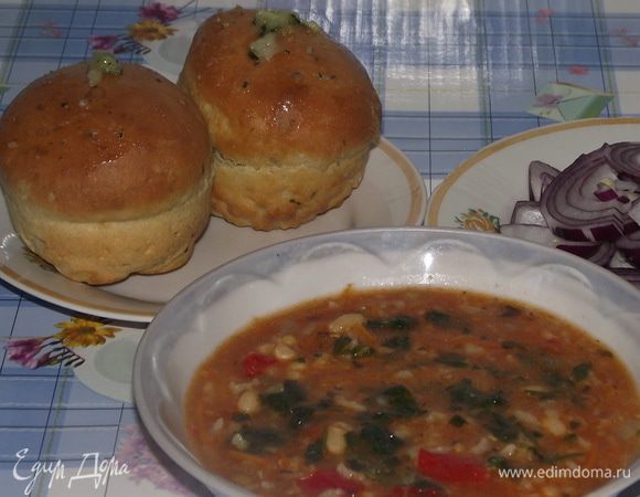 Подавать с свежими булочками и луком