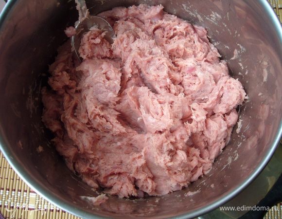 Приготовим фарш для тефтелей. Обычный фарш, крупно рубленный на мясорубке, пробиваем погружным блендером, пока масса не станет более однородной. Должна получиться нежная текстура фарша, мясо при этом станет светлее. Если в фарше встречались жилки (у меня фарш был смешанный, с грудки и с бедра),то самое время от них избавиться.