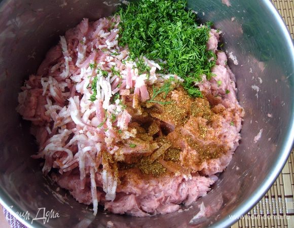 В фарш добавляем мелко рубленный поперёк полосок бекон, мелко рубленную зелень укропа и специи, солим по вкусу. Смешиваем содержимое кастрюли и начинаем отбивать фарш. Для этого стараемся собрать всю массу фарша в ладонь и сверху изо всех сил шлёпнуть в кастрюлю. Процедуру повторить раз 10. Или пока не надоест:) Кастрюлю для этих целей лучше брать глубокую и широкую. Готовый фарш накрываем и даём ему "отдохнуть".