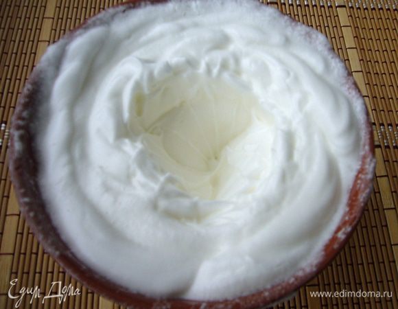 В эти 10 минут окончательно подготовим фарш и сформируем тефтели. Для того, чтобы фарш стал по-настоящему нежным, даже суфлеобразным, я решила ввести в фарш взбитые белки. Куриные белки взбиваем, как для безе, только без сахара, до плотной устойчивой массы. Для того, чтобы масса лучше держала форму, при появлении мягкой пены (но не раньше), вводим в белки 1/2 ч.л. уксуса или лимонного сока. В результате получаем вот такую массу. 