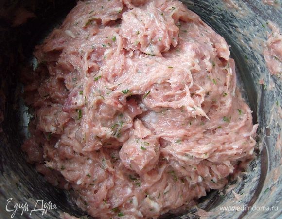 Фарш ещё раз хорошенько разомнём руками, чтобы белки легче вводились, и начинаем добавлять по 1 ст.л. белка порциями, смешивая рукой после каждой порции белка фарш до однородности. Вот такая масса, нежная и гладкая у нас получится. 