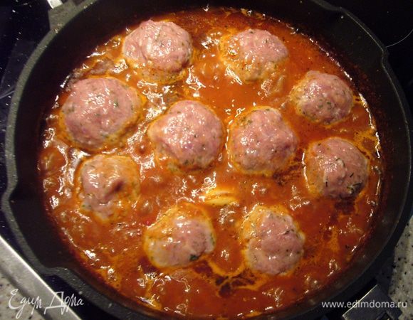 Теперь добавляем жар под сотейником, и быстро начинаем лепить тефтели руками, смоченными в воде. И сразу же выкладывать их в рагу. У меня получилось 10 штук. Тушим их на среднем огне, изредка переворачивая, 30-40 мин.