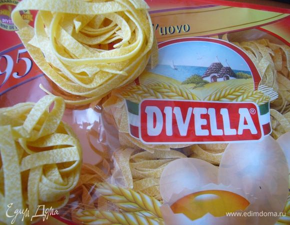 Перед окончанием тушения тефтелей берём 10 штук тальятелле Divella и отвариваем их в большом количестве подсоленной воды с добавлением оливкового масла ex.vir. всего пару минут. Важно, чтобы вода при варке не кипела слишком сильно, иначе гнёзда начнут расплетаться:) 