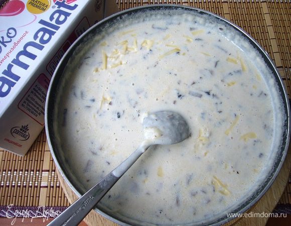 Сыр натираем на крупной тёрке. Старайтесь брать сыр не очень твёрдый, тот, который хорошо плавится (типа Гауды). Добавляем в горячий соус и смешиваем. Пробуем на соль, если нужно, досаливаем.