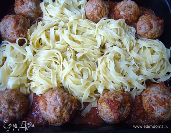 Поливаем грибным соусом пасту и тефтели, ставим в хорошо прогретую до 190-200 гр. духовку на 30 мин. Минут через 20 проверим запеканку - если снизу рагу слишком впиталось, добавим несколько ложек бульона от пасты. Запеканка готова, когда верх зарумянился, но в меру. 