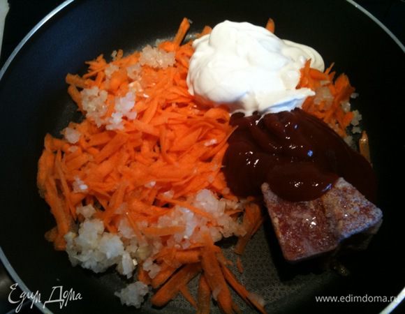 Приготовить соус. Морковь натереть, лук порезать мелкими кубиками. Выложить на сковородку, добавить томатный соус и сметану (у меня еще было замороженное томатное пюре)...