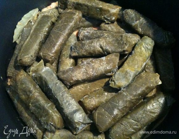 На дно кастрюльки выложить 1/3 соуса, 1/3 чернослива, лавровый лист, перец горошек. Наверх выложить слой голубчиков...